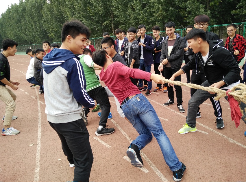 机电工程学院举办班级友谊拔河比赛